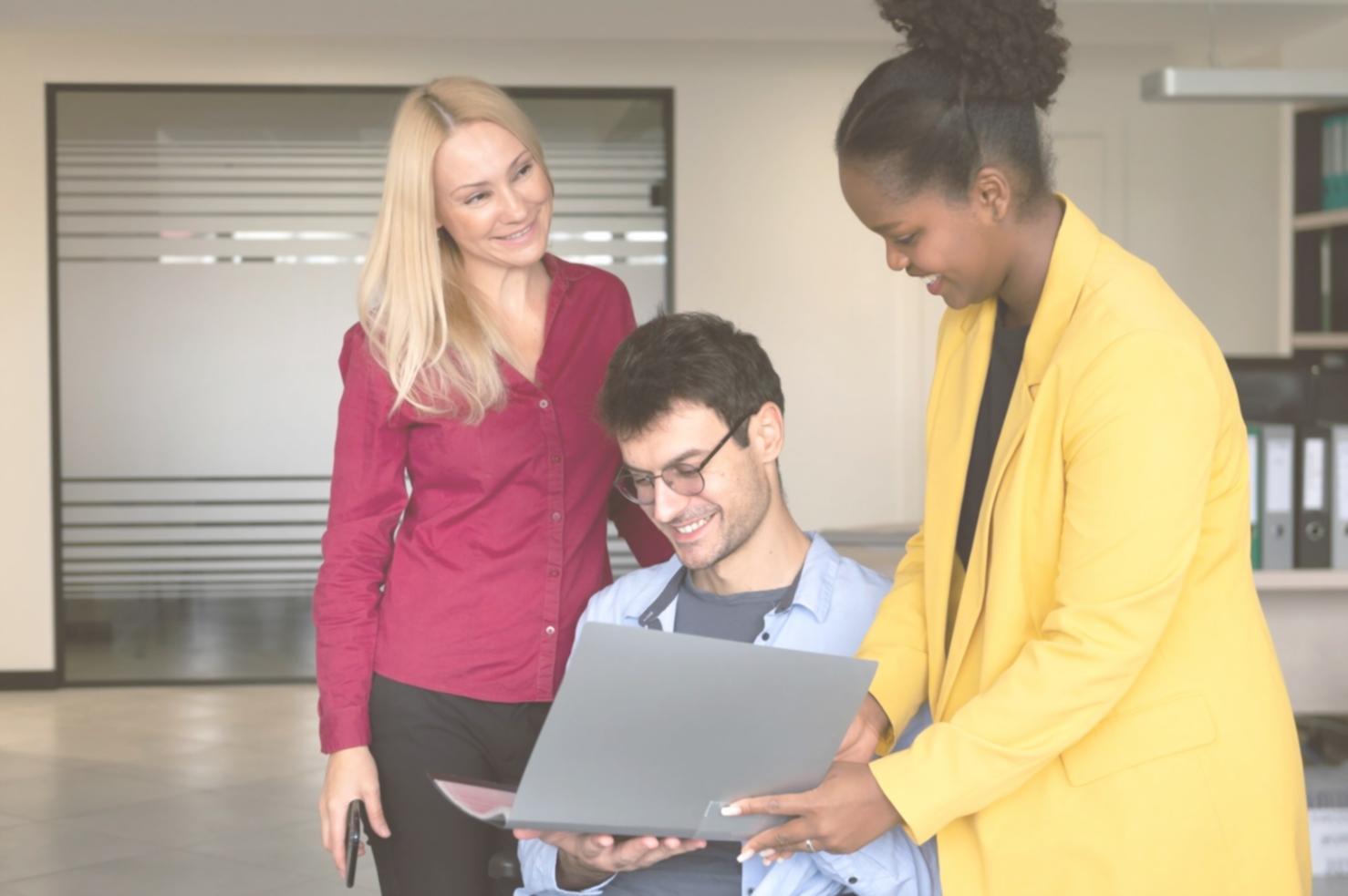 Persona trabajando en planificación financiera personal