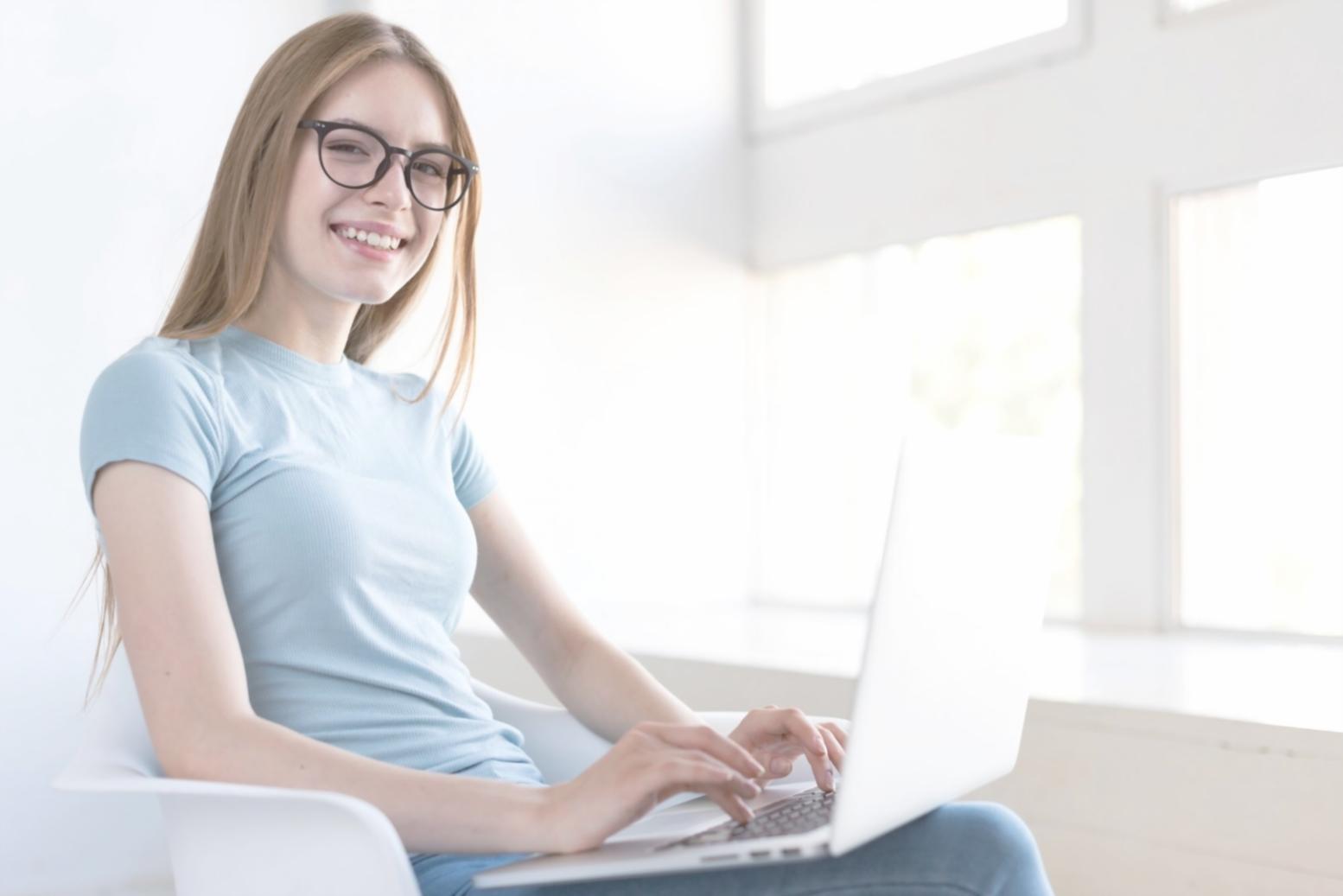 Espacio de trabajo tranquilo que transmite calma y organización financiera